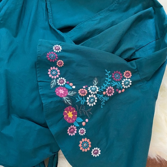 Gorgeous wrap top - Picture 3 of 3